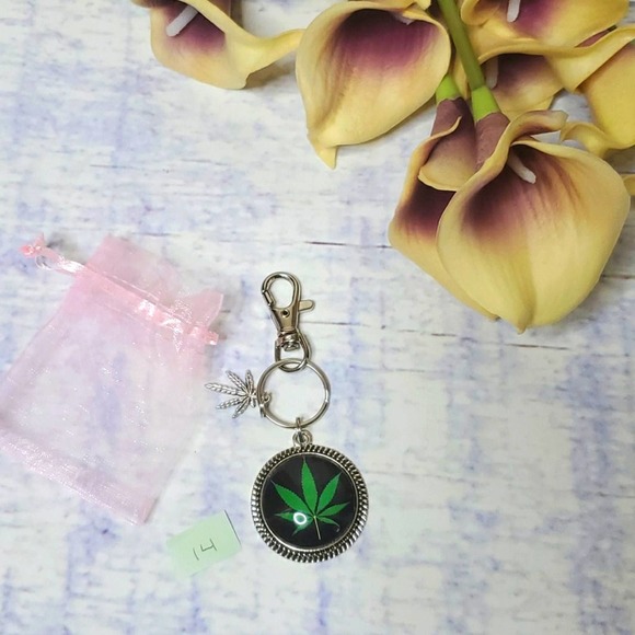 Handmade Leaf Keychain - Picture 1 of 4